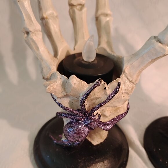 Pair of Hollow Resin Skeleton Hands - Picture 2 of 9